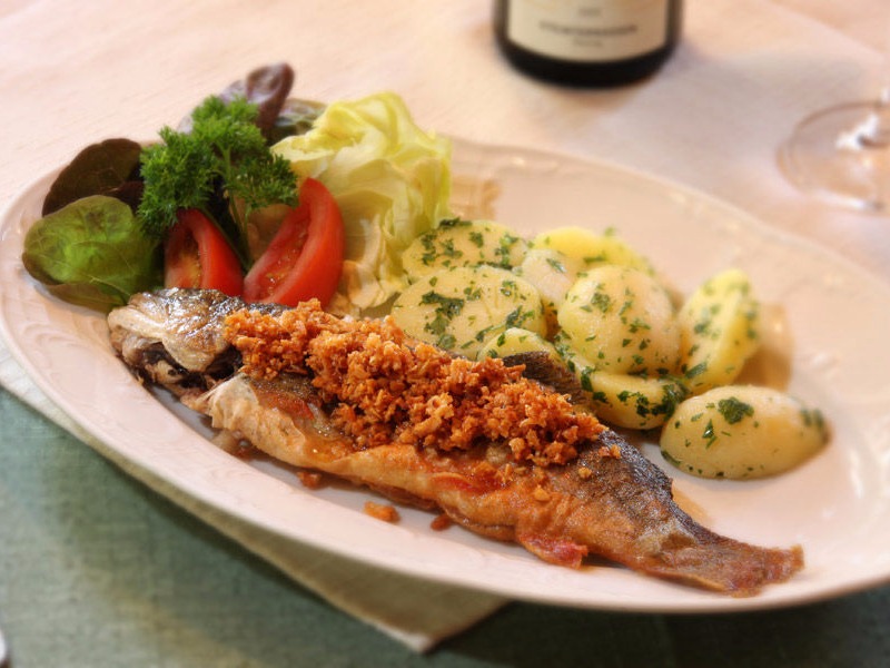 Forrelle gebrachten mit Knoblauch